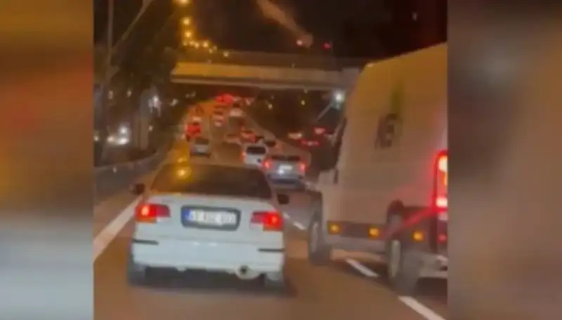 Tuzla’da Makas Terörü: Yoldaşlarını Tehdit Eden Sürücü Tutuklandı