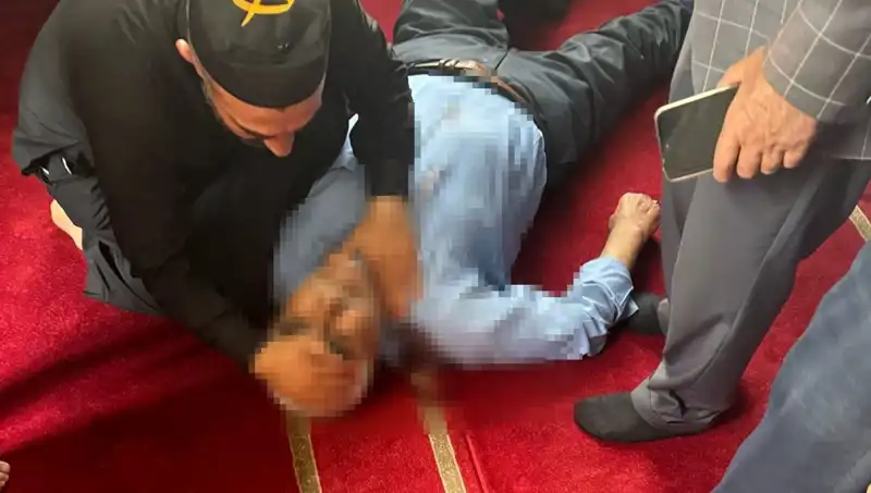 Camide Namaz Kılan Bireye Saldırı: Bıçaklı Saldırganın Şarkı Söylemesi Şok Yarattı
