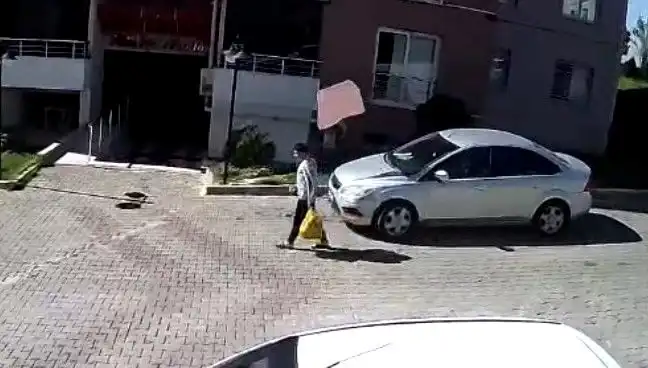 Çatısından Düşen Fayanstan Saniyelerle Kurtulan Genç: O Anlar Yaşandı!