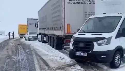 Kars-Ardahan Karayolunda Kar Fırtınası: TIR'lar Kaldı, Yol Kapandı!