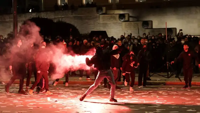 Yunanistan'da Gensoru Krizi: Atina Sokakları Sıcak Projeksiyonlarla Dolu!