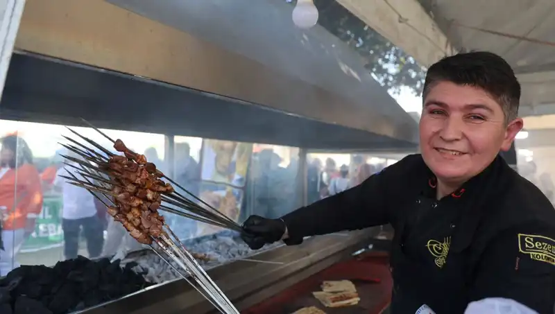 Kozan Karnavalı'nda Yoğun İlgiyle Tüketilen Yarım Ton Ciğer