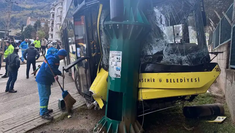 Bursa’da Belediye Otobüsü Kaza Yaptı: 8 Kişi Yaralandı, Olayın Ayrıntıları Ortaya Çıktı