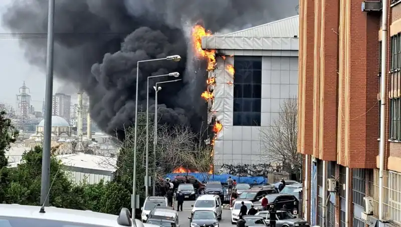 Başakşehir Sanayi Sitesi'nde Büyük Yangın! Ekipler Tüm Gücüyle Mücadele Ediyor