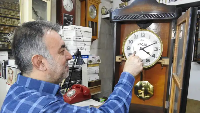 Küçük Atölyesiyle Zamanı Tamir Ediyor: Usta Saatçinin Hikayesi