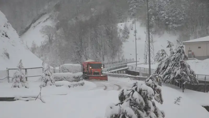 Bolu Dağı'nda Aniden Gelen Kar Yağışı Yerli ve Yabancı Turistleri Şaşırttı