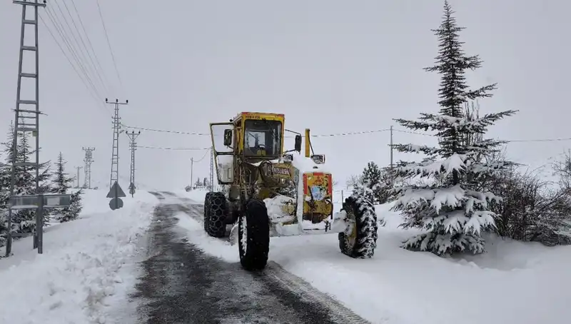 Kayseri'de Kışın Getirdiği Kar Engelleri Aşılıyor: Yollar Yeniden Açılıyor