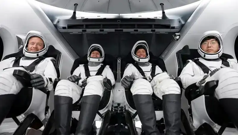 SpaceX'in Tarihi Görevi Başarıyla Tamamlandı: Uzay Yolcuları Eve Dönüyor!