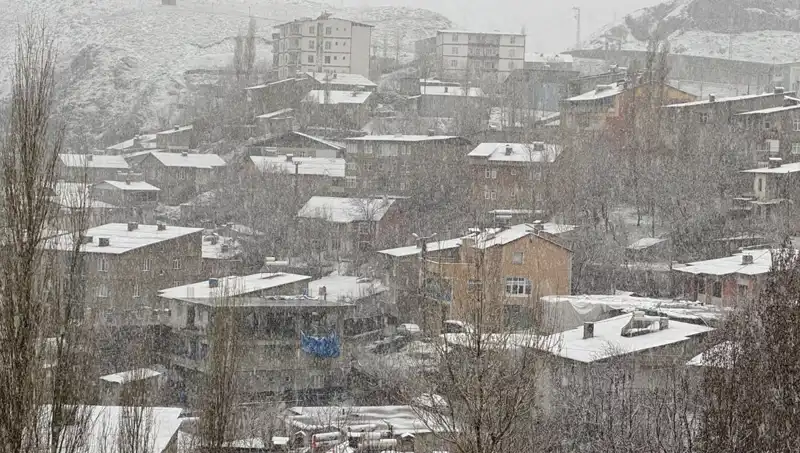 Hakkari’yi Beyaza Bürüyen Nisan Karı: Doğa Neler Sunuyor?