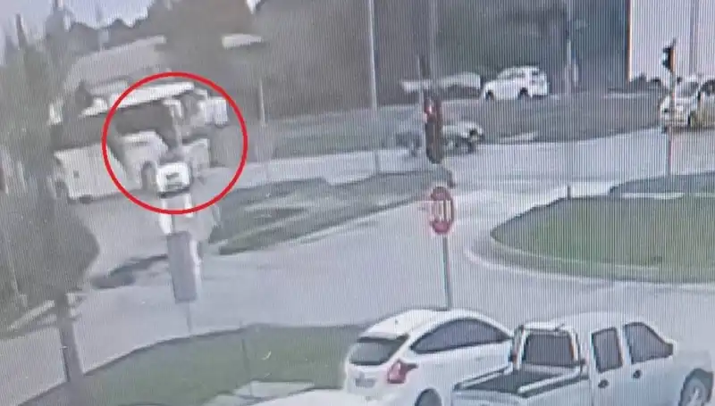 Kırmızı Işıkta Durduğu İçin Yolcu Otobüsüyle Çarpıştı: Kaza Anı!