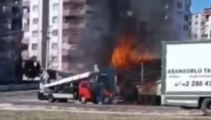 TIR Yangını: Alev Alev Yanan Araç Küle Döndü!