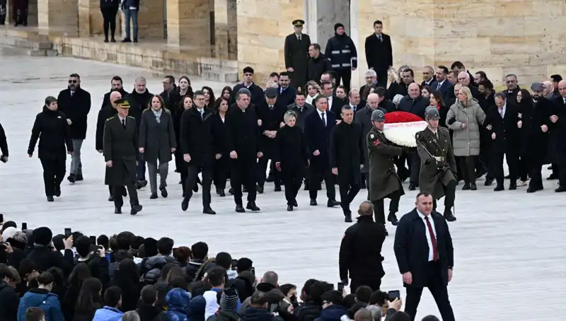 CHP Genel Başkanı Özel, Anıtkabir'de Yeni Yönetimle Tarihi Bir Ziyaret Gerçekleştirdi