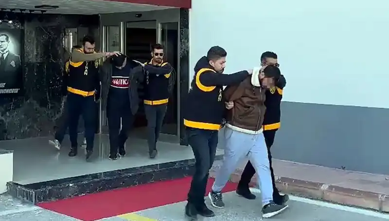 Aracında Silah Dayayıp 2 Milyon Lira İsteyen İki Şüpheli Yakalandı
