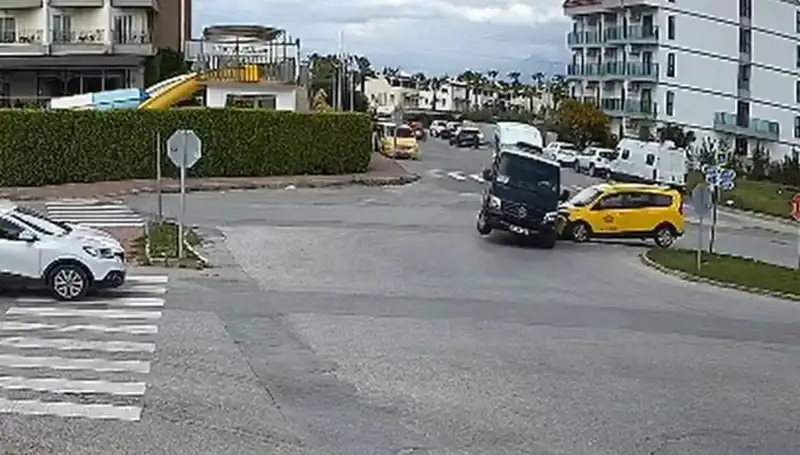 Kavşakta Feci Kaza: Minibüs ve Ticari Taksi Çarpışması Sonrası Korkunç Manzara