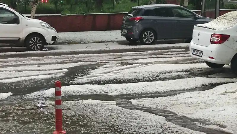 Ardahan'da Dolu Yağışı Şehri Beyaza Bürüdü, Vatandaşlar Sokağa Döküldü