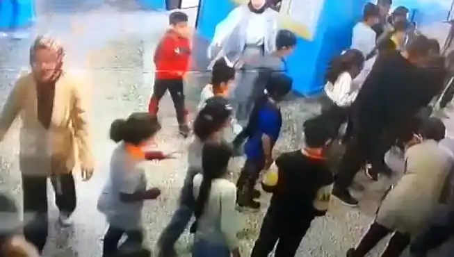 Mardin'de Boğulma Tehlikesi Geçiren Öğrenciyi Müdür Yardımcısı Kurtarıyor