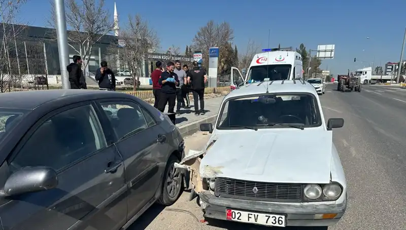 Park Halindeki Araca Çarpan Otomobil Kazasında 1 Kişi Yaralandı