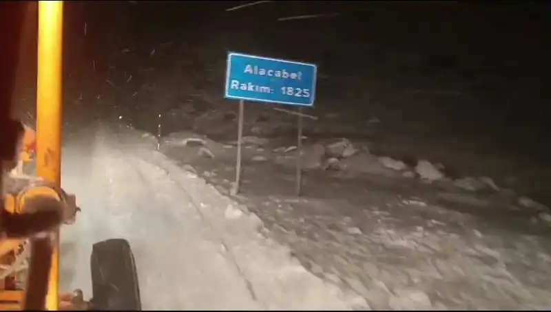 Antalya'da Beklenmedik Kar Yağışı Hayatı Durdurdu!
