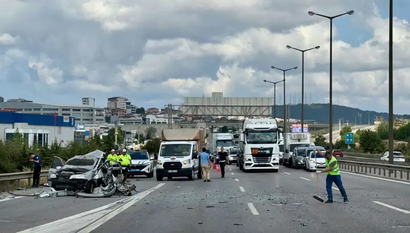 Otoyolda Kaza: Üç Kişi Araçta Sıkıştı, Yoğun Trafik Oluştu