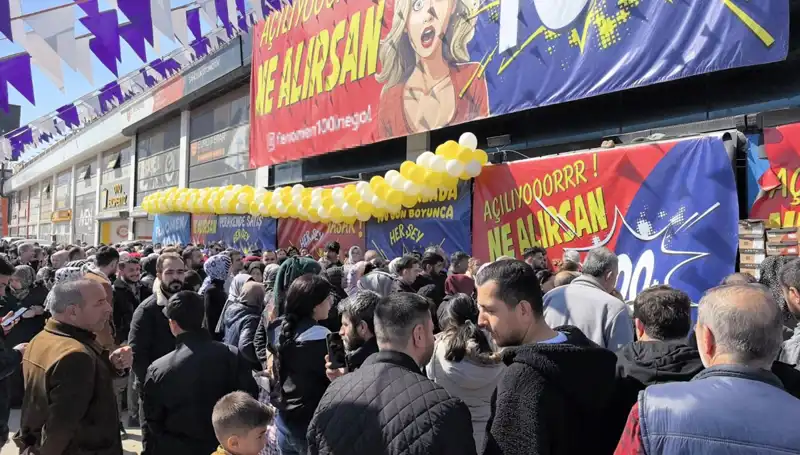 Bursa'da Şok İndirimler: Alışveriş Tutkunları Mağazaları Doldurdu!