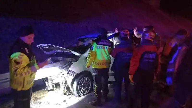 Bariyer Otomobile Saplandı: Feci Kaza, 4 Kişi Yaralandı