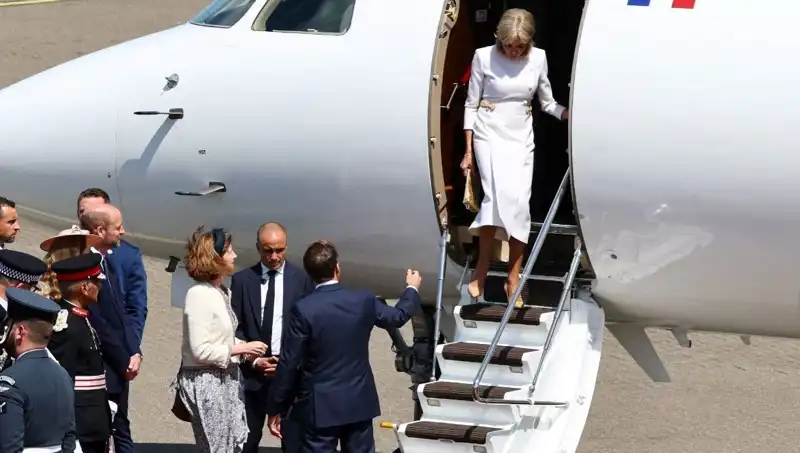 Macron Çiftinde Yeni Bir Kriz: Emmanuel'in Elini Gördünüz Mü?