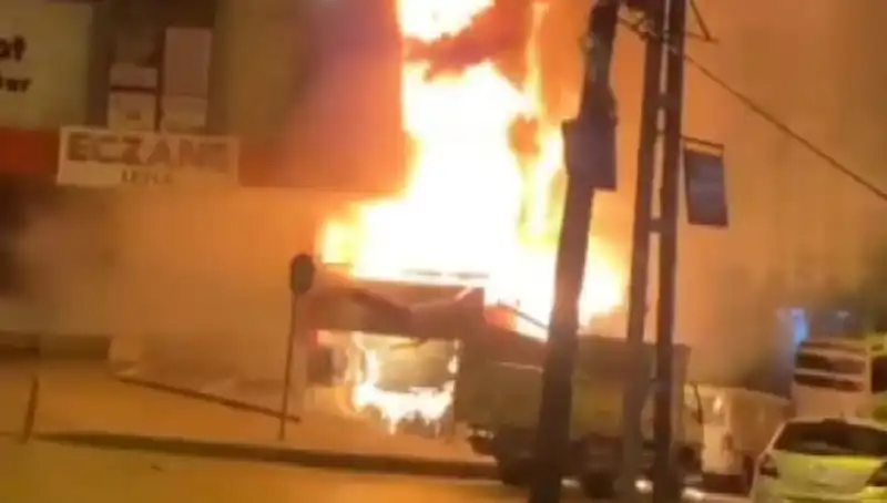 Başakşehir'deki İş Merkezinde Korkutan Yangın: Olay Yerinde Neler Oldu?