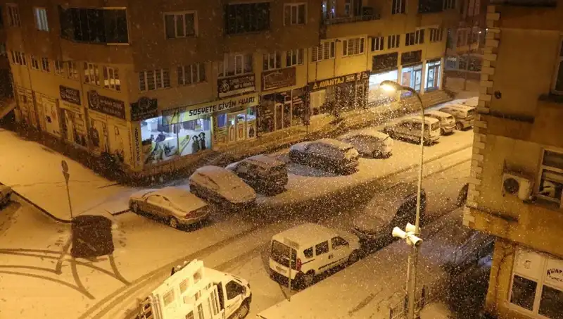 Bir Günde İki Mevsim: Karlar Altında Gece, Bahar Neşesiyle Sabah